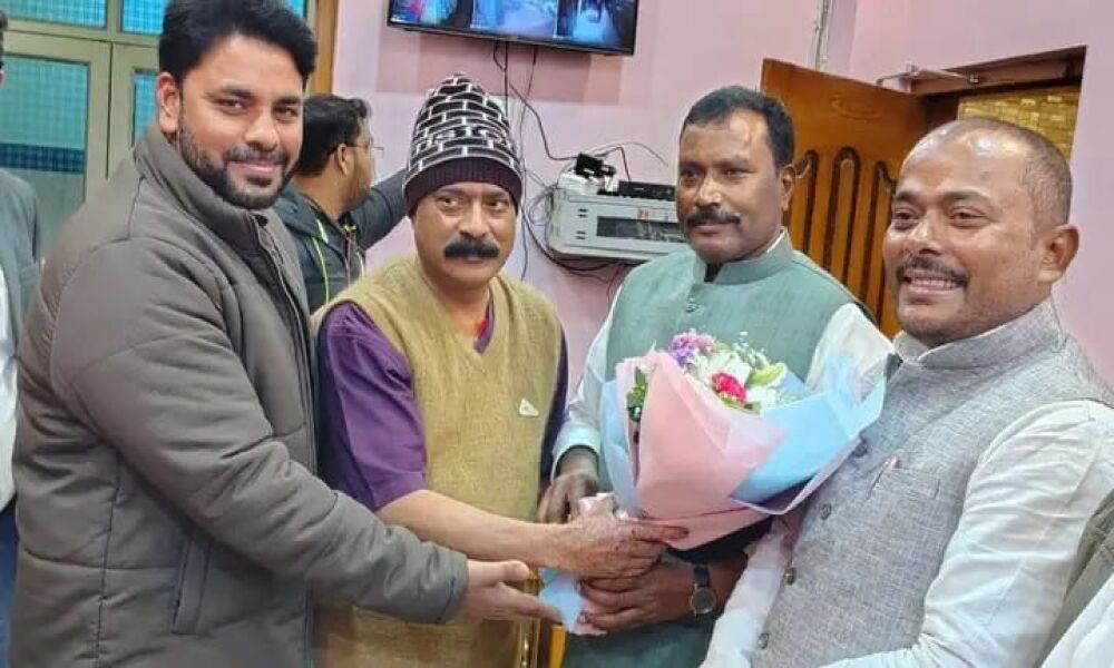 टिकारी विधायक अजय दांगी ने गया के सुप्रसिद्ध हड्डी रोग विशेषज्ञ डॉ. मनोज कुमार से की शिष्टाचार भेंट